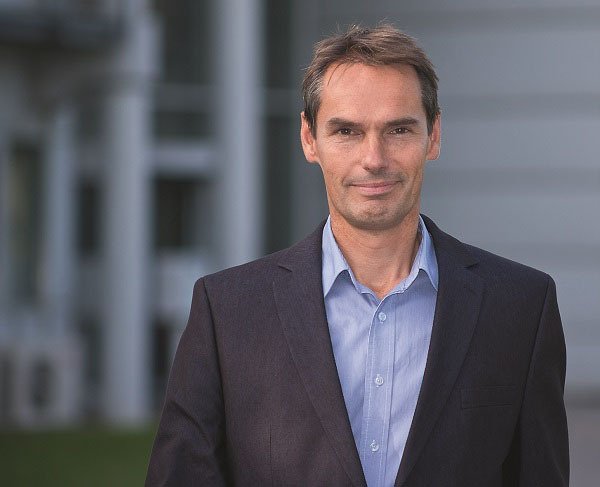 Meeno Schrader – Meteorologe, Unternehmer und eine der bekanntesten Wetterstimmen Deutschlands Meeno Schrader – Meteorologe, Unternehmer und eine der bekanntesten Wetterstimmen Deutschlands